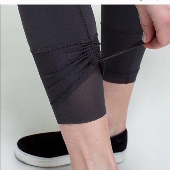 Lululemon Find Your Flow Mesh Bottom Crop 6 - Picture 5 of 8